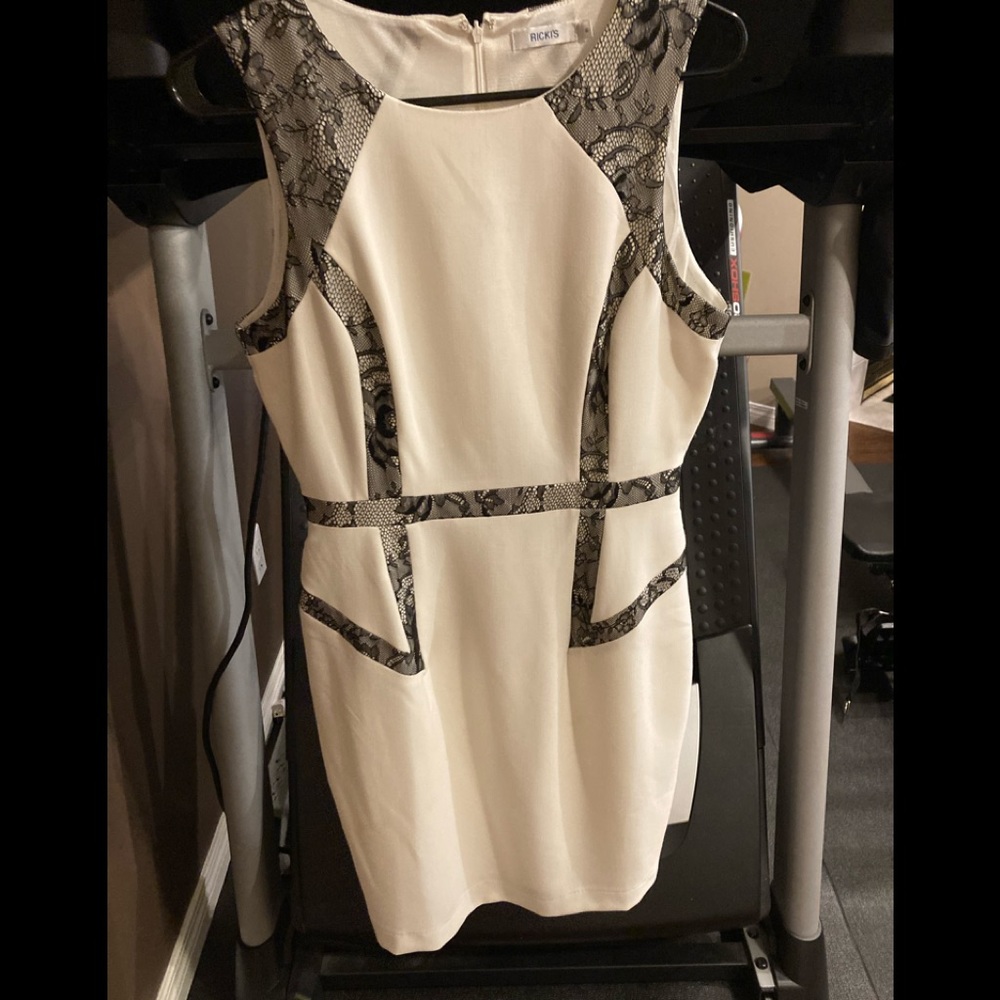 Sleeveless lace detailed ivory dress